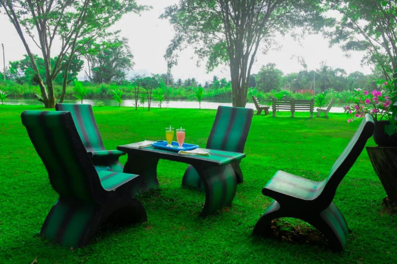 Canal Side Safari Resort Udawalawe Bagian luar foto